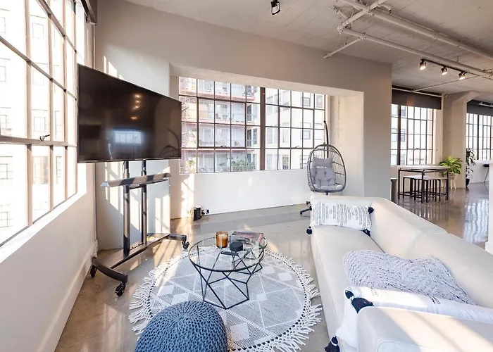 Gorgeous Dtla Artist Loft With Parking And City Views